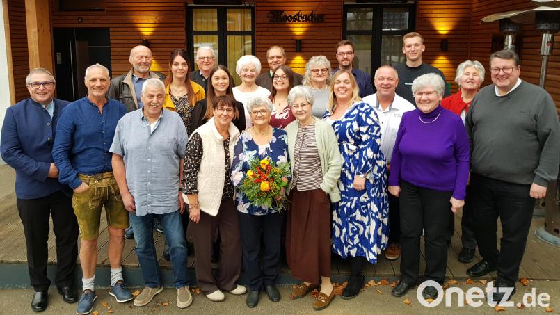Gastwirtin Annemie Ulrich (Mitte, mit Blumenstrauß), eingerahmt von Tochter und Schwester, feierte ihren 85. Geburtstag im Kreise ihrer Familie, Verwandten und vieler weiterer Gratulanten. Bild: gi