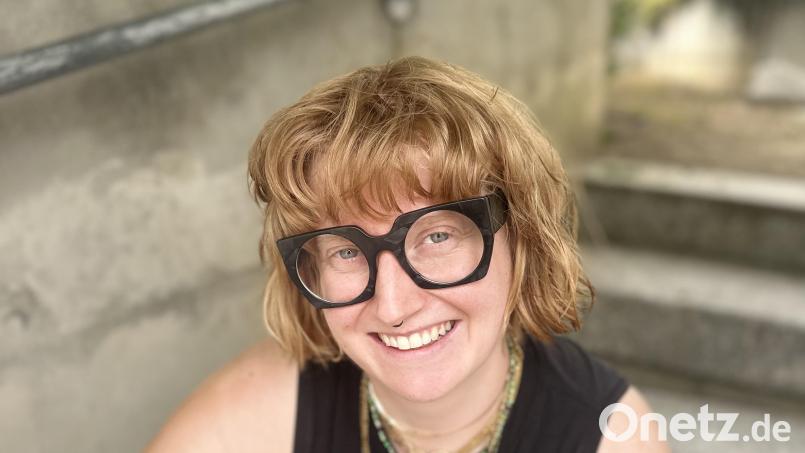 Nora Kellner aus Parkstein klärt in ihrem zweiten Buch &quot;LiebesMacht&quot; über Aromantik auf und blickt auf alternative Beziehungskonzepte. Bild: Nora Kellner