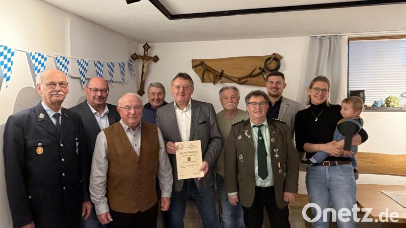 Jubilar Josef Lehner (Dritter von links) inmitten der Gratulanten (von links): Helmut Weiß (FFW Sorghof), Hubert Merkl (Pfarreiengemeinschaft), Josef Weiß (SV Sorghof), 1. Bürgermeister Hans-Martin Schertl, Hermann Hänsch (Musikverein Vilseck), Alfred Forster (Schützen Sorghof), Christian Trummer (CSU) und Enkelin Lisa Dotzler mit Urenkel Laurenz. Bild: Stefanie Gradl