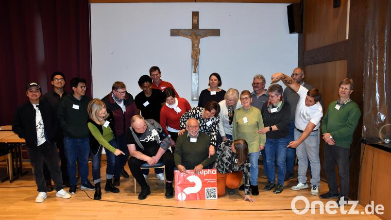 Nach mehreren Workshops im Alpha-Kurs, der zehn Abende beinhaltet, haben sich die Teilnehmerinnen und Teilnehmer bereits gut kennengelernt. Sie machen manche Scherze gern mit wie hier beim Foto für Oberpfalz-Medien. Bild: ubb