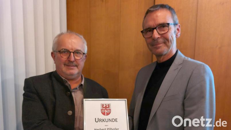 Bürgermeister Peter Achatzi (r.) ehrte Herbert Pilhofer (l.) mit einer Dankesurkunde für 35 Jahre Ehrenamt im Gemeinderat. Bild: mfh