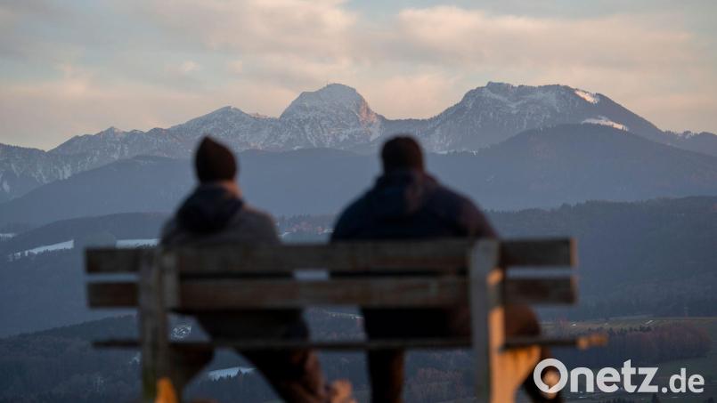 Rund 90 Prozent der Menschen in Bayern leben laut einer Umfrage gerne im Freistaat und fühlen sich hier zu Hause. (Archivbild) Bild: Lennart Preiss/dpa