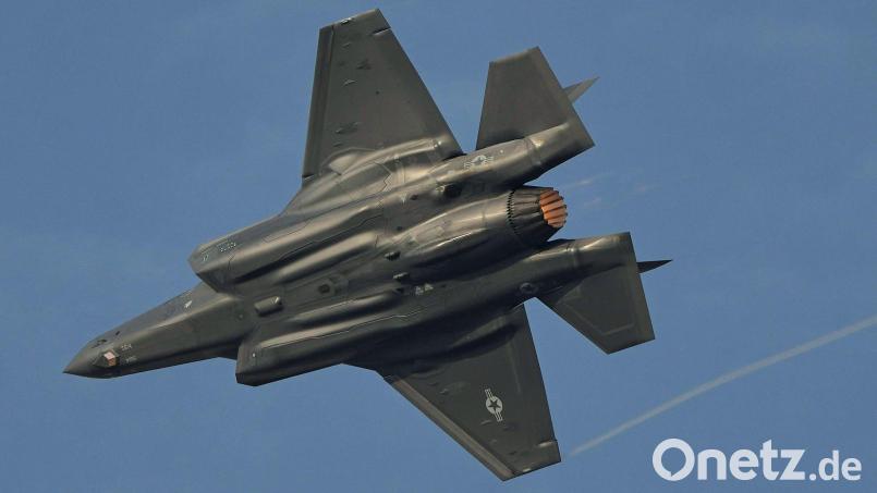 Ein US-amerikanischer F35-Kampfjet fliegt während der Dubai Air Show. (Archivbild) Bild: Fatima Shbair/AP/dpa