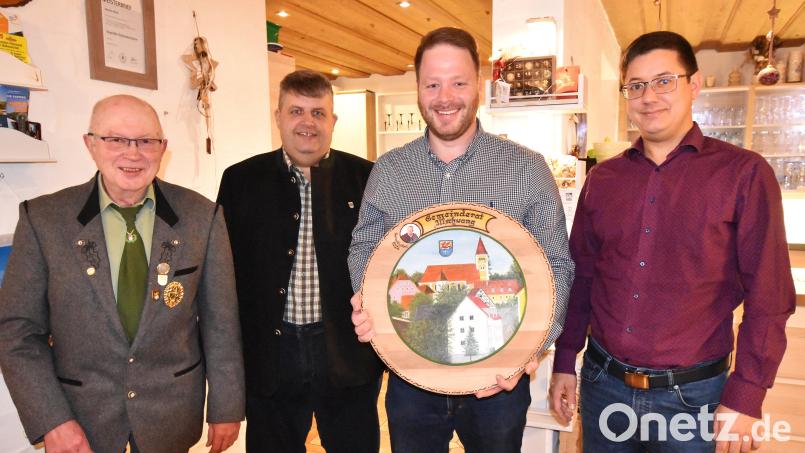 Ehrung des neuen Illschwanger Gemeinderatsschützenkönigs (von links): Erster Schützenmeister Werner Gleißner, Erster Bürgermeister Dieter Dehling, der Gemeinderatsschützenkönig 2025, Henner Wasmuth und Zweiter Bürgermeister Benjamin Hiltl. Bild: no