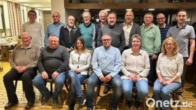 Mit diesen Kandidatinnen und Kandidaten tritt die UWG Moosbach bei der Kommunalwahl im März an. Bild: UWG Moosbach