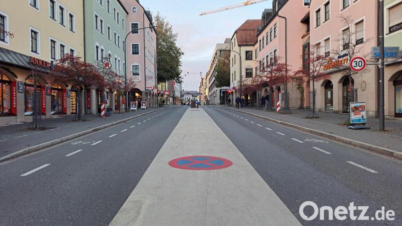 Lebensader und Luftröhre in einem: An der Dr.-Pfleger-Straße in Weiden treffen die beiden Teile der Innenstadt aufeinander. Umstritten ist der 2019 dort angerbrachte &quot;Mittelstreifen&quot;. Bild: Jessica Fechner