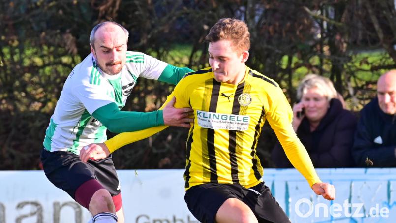 Während der SV Poppenreuth um Danylo Samek (rechts) in der Spitzengruppe mitmischt, haben der SV Pechbrunn und Spielertrainer Christian Neumann über den Winter die Rote Laterne im Sportheim hängen. Bild: Thomas Schrems