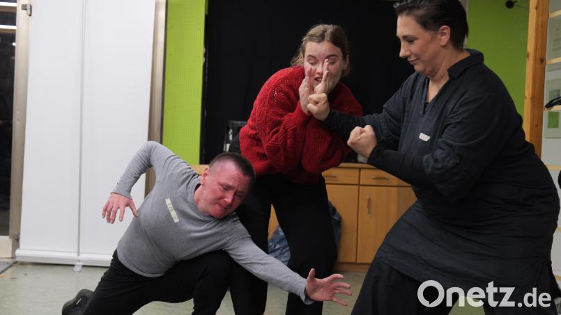 Eindruck von den ersten Proben des Ovigo-Theaters für die neue Saison mit Anja Schaumberger (links), Lena Hinle (Mitte) und Daniela Stanilewicz (rechts). Bild: Florian Wein/Ovigo-Theater