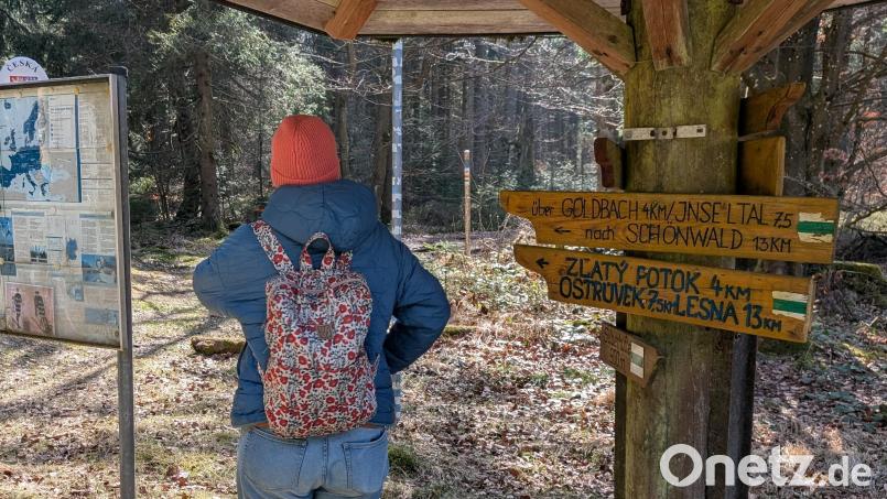 Hier vom Grenzübergang am Kreuzstein nahe der Silberhütte sind es laut Wegweiser 4 Kilometer nach Goldbach oder auf Tschechisch Zlatý Potok. Bild: wüw