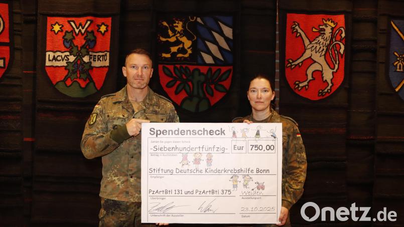 Stellvertretend für alle Angehörigen des Standorts Weiden überreichten die Bataillonskommandeure Oberstleutnant Stefan Zadlo (links) und Oberstleutnant Hekja Werner (rechts) die 750 Euro an die Deutsche Krebshilfe. Bild: Thorsten Böhner/Bundeswehr