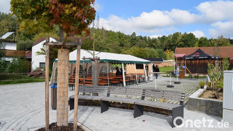Der neue Dorfplatz in Weidenthal wurde im Sommer ganz groß eingeweiht. Er bildet den Schlusspunkt unter drei gelungene Dorferneuerungsmaßnahmen. Bild: bnr