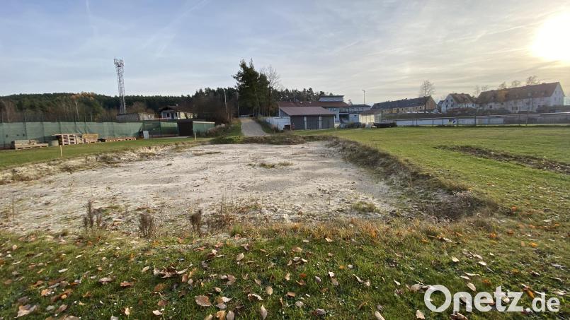 Im Bereich zwischen Tennisanlage (links) und Fußballplatz (rechts) entstehen die neuen Stockschützenbahnen. Bild: Völkl