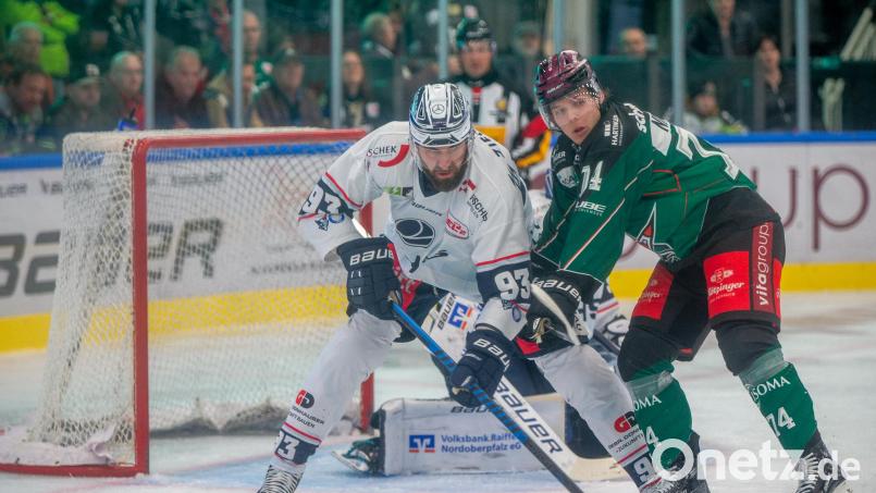 Lukas Vantuch (links) stürmt ab sofort für die KSW IceFighters Leipzig in der Oberliga Nord. Archivbild: Peter Lion