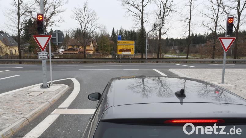 Auf der Kreuzung Joseph-Haas-Straße / Christian-Seltmann-Straße ist am Donnerstagvormittag ein Unfall passiert, bei dem eine Person leicht verletzt wurde. Zu Stau kam es aber auch, weil auf der Autobahnauffahrt Weiden-West ein Militärfahrzeug liegengeblieben war. Archivbild: Gabi Schönberger