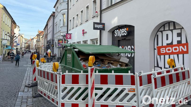 Die Innenstadt in Amberg ist um eine Attraktion für Jugendliche reicher: Es eröffnet ein Snipes, ein Laden für angesagte Klamotten und Schuhe in der Georgenstraße. Das Bild entstand vergangene Woche, als noch fleißig an der Inneneinrichtung gearbeitet wurde. Bild: Petra Hartl