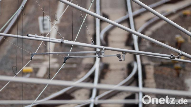 Oberleitung und Schienen (Symbolbild). Bild: Christoph Soeder/dpa