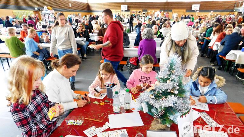 Beim Jubiläumsweihnachtsmarkt dürfen Kinder an einem großen Tisch basteln und malen sowie außerdem ihren persönlichen Wunschzettel ans Christkind schreiben. Bild: whü