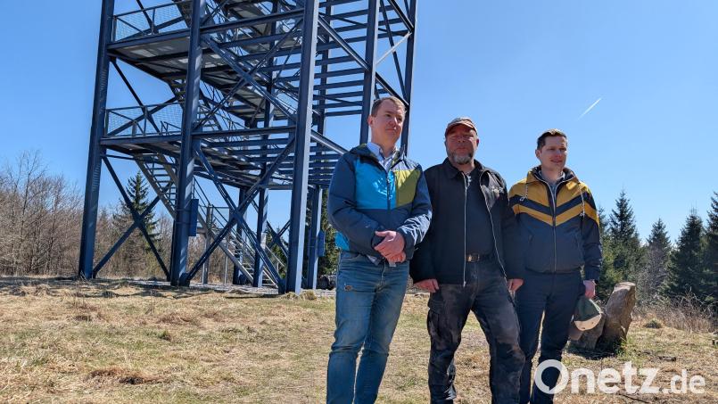 Drei Männer und ein Turm: Kamil Jirka (von links), Miroslav Pszczólka und Jakub Večerník. Bild: wüw