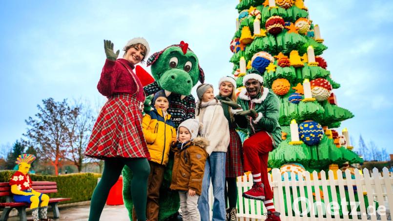 Weihnachtliche Stimmung im winterlich geschmückten Freizeitpark. Bild: LEGOLAND Deutschland Resort, Fabian Stoffers