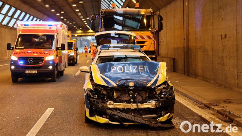 Auf Anfahrt zu der Verfolgungsjagd auf der A3 kollidierte ein Polizeiwagen mit einem anderen Fahrzeug. Bild: Ralf Hettler/dpa