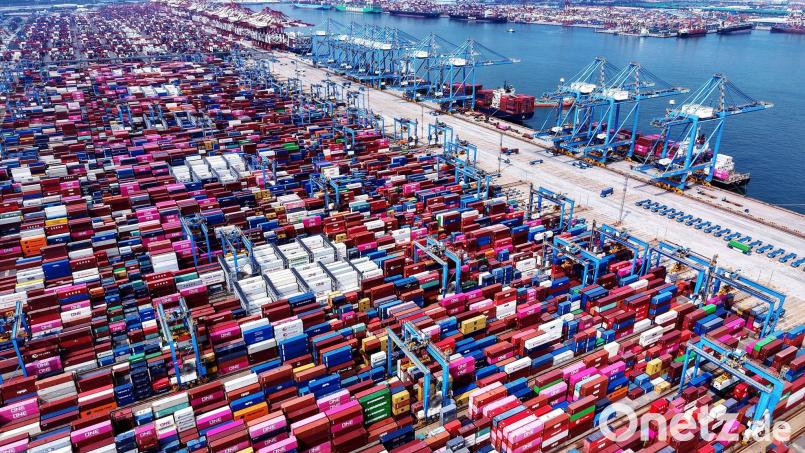 Ein Containerterminal in der ostchinesischen Hafenstadt Qingdao. Wegen des Handelskonflikts mit den USA drängt Chinas Industrie verstärkt nach Europa. Das macht sich auch in der bayerischen Handelsbilanz bemerkbar. (Archivbild) Bild: Uncredited/CHINATOPIX via AP/dpa