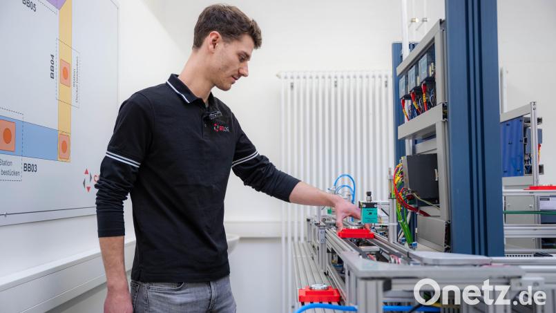 Fabian Walter, Auszubildender bei Sitlog, zeigt, wie die Lernfabrik funktioniert. Bild: Noah Wegmüller-Kocher