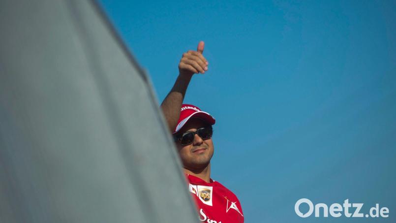 Daumen hoch für den Kampf um den WM-Titel von 2008: Felipe Massa. (Archivbild) Bild: picture alliance / dpa