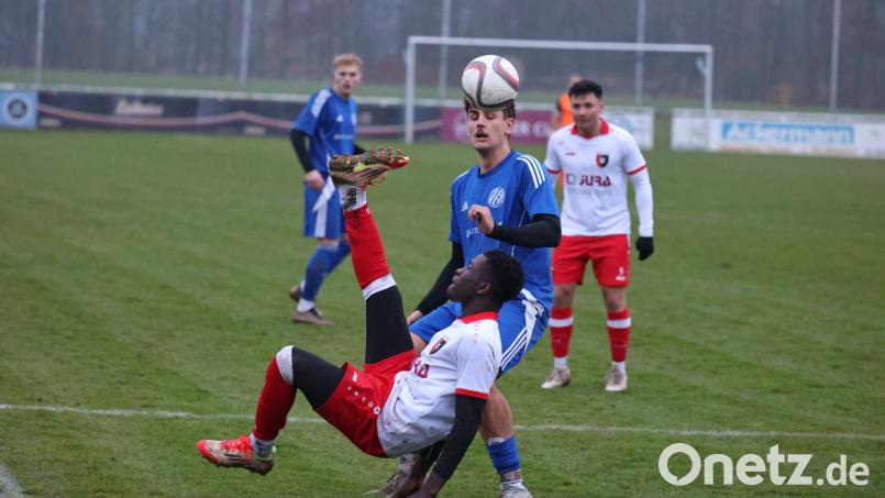 Die SpVgg Trabitz (weiße Trikots) verlor zuletzt mit 1:2 in Tremmersdorf. Mit einem Heimsieg gegen den SV Kohlberg könnte der Aufsteiger nun die Tabellenführung in der Kreisliga Nord übernehmen, da Konkurrent SV 08 Auerbach erneut von einer Spielabsage betroffen ist. Bild: Dieter Jäschke