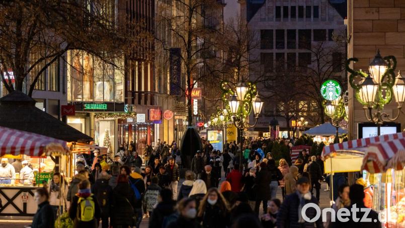 Eine weihnachtlich geschmückte Straße in der Nürnberger Innenstadt. Die Erwartungen der bayerischen Einzelhändler an das Weihnachtsgeschäft sind in diesem Jahr eher zurückhaltend. (Archiv) Bild: Daniel Karmann/dpa