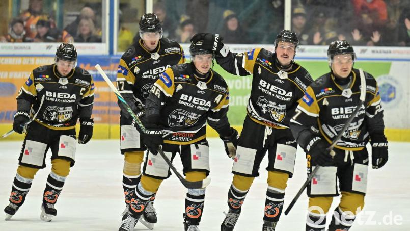 Hoffnungsträger: Nolan Gardiner (zweiter von rechts) und Brendan Walkom (3. von rechts ) zählen beim ERSC Amberg aktuell zu den wichtigsten Personalien. Bild: Hubert Ziegler