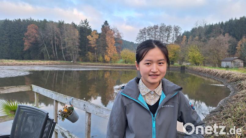 Die 17-jährige Yayun Xue hat sich getraut, für ein Jahr Shanghai gegen das Landleben in Kumpfmühle bei Nabburg einzutauschen. Der Herbst mit seiner bunten Farbpalette begeistert sie hier besonders. Bild: bl
