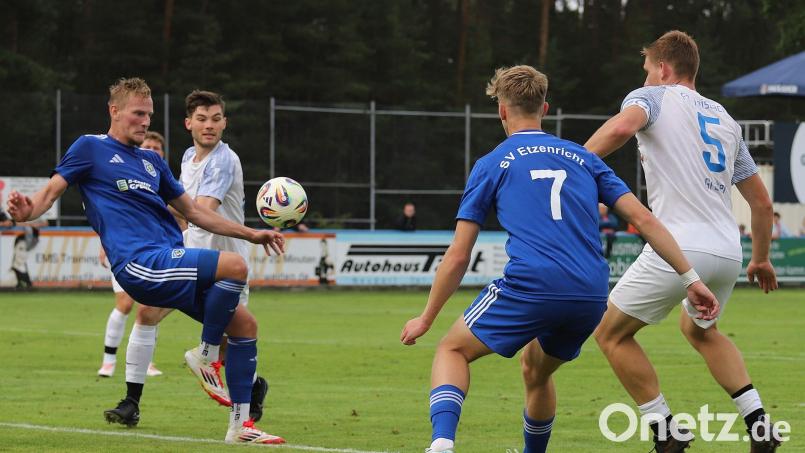 Aufeinandertreffen auf Augenhöhe: Der SV Etzenricht will im Auswärtsspiel beim FC Teisbach wichtige Punkte mitnehmen – das Hinspiel war bereits ein echter Schlagabtausch. Bild: war