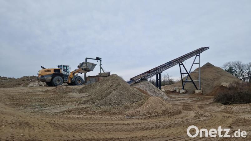 In der Naabschleife südlich von Schwarzenfeld wird bereits auf einer vorläufig genehmigten Teilfläche Kies und Quarzsand gefördert. Im Frühjahr 2026 wird der Planfeststellungbeschluss (Genehmigung) für die insgesamt rund 32 Hektar erwartet. Dazu fand in Paulsdorf die Erörterung statt. Bild: mab