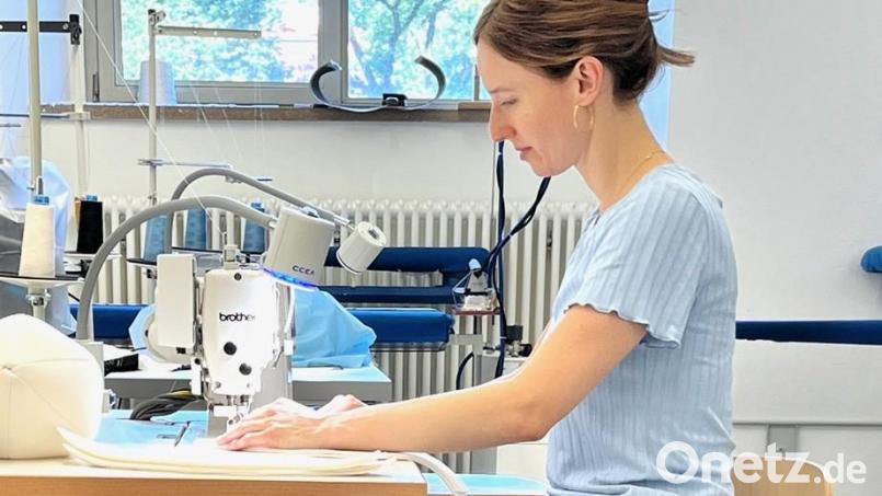 Miriam Ferstl hat ein neues Medium für ihre Abschlussarbeit: An der Nähmaschine verleiht die Künstlerin ihren Gedanken über Narben eine Form. Bild: Miriam Ferstl