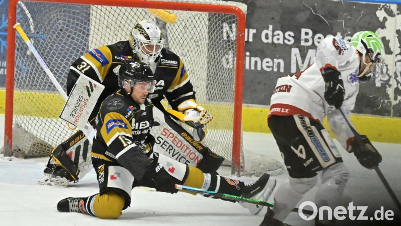 Alles reinhauen: Für ERSC-Kapitän Kevin Schmitt (vorne links) geht es aktuell nur mit der Extraportion Teamgeist. Bild: Hubert Ziegler