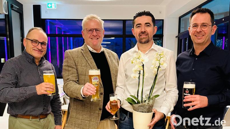 Stießen gemeinsam auf einen gelungenen Start an (von links): Peter Habermeier (stellvertretender Kämmerer), Oberbürgermeister Andreas Feller, Richard Krestel und Michael Maget (Bäderleiter). Bild: Daniel Weigl, Stadt Schwandorf