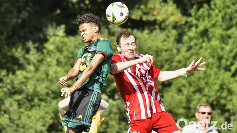 Ammerthals Manuel Mutove (links) hat sich gegen Lauterhofen am Knie verletzt. Archivbild: Hubert Ziegler