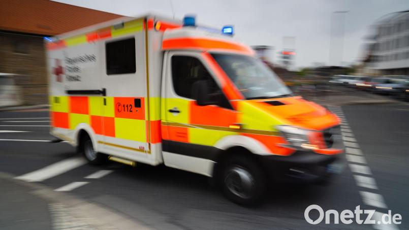 Sanitäter bringen den Busfahrer mit leichten Verletzungen in ein Krankenhaus. (Symbolbild) Bild: Nicolas Armer/dpa