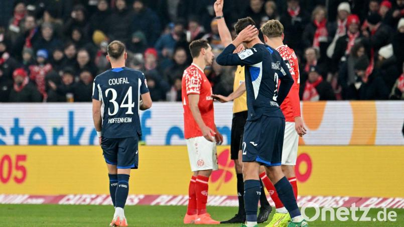 Wieder einmal Rot-Sünder: Dominik Kohr (Mitte) vom FSV Mainz 05 Bild: Torsten Silz/dpa