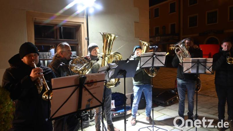 Es ist schon Tradition, dass die „Herzensblecher“ unter Leitung von Gerhard Böller (2. von links) die Eröffnung des Lebendigen Adventskalenders mit weihnachtlichen Weisen musikalisch umrahmen. Bild: u
