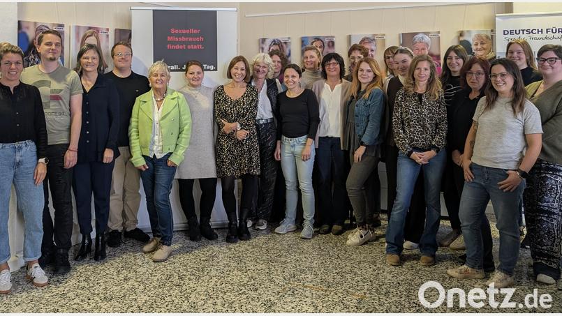 Die AK-Mitglieder mit der Referentin Elisabeth Mützel (Dritte von links) und der Leiterin Helga Forster (Fünfte von links). Bild: Jasmin Müller