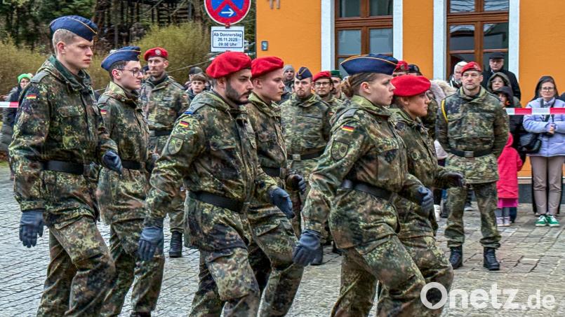 Grundausbildung abgeschlossen: 32 junge Soldatinnen und Soldaten legten beim Gelöbnis am Marktplatz in Kastl ihren Fahneneid ab – im vollen Bewusstsein, dass sich die Bedrohungslage durch den russischen Angriffskrieg in der Ukraine verschärft hat. Bild: Stephan Huber