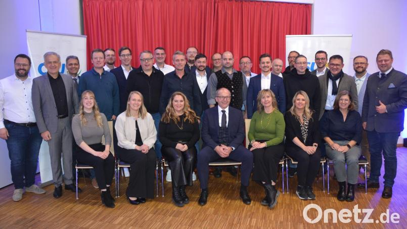 Mit diesen Kandidaten bewirbt sich die CSU Kemnath bei der Stadtratswahl am 8. März. 6 Frauen und 14 Männer um Roman Schäffler (sitzend, Mitte) treten an, hier im Bild mit zahlreichen Ehrengästen nach der Nominierung. Bild: jr