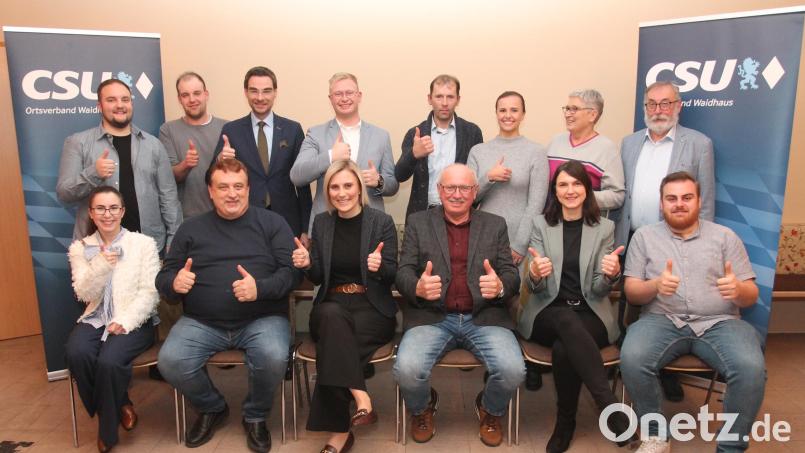 Die CSU Waidhaus geht mit Nicole Hoch (sitzend, Dritte von links) als Spitzenkandidatin in die Kommunalwahlen am 8. März 2026. Bild: pi