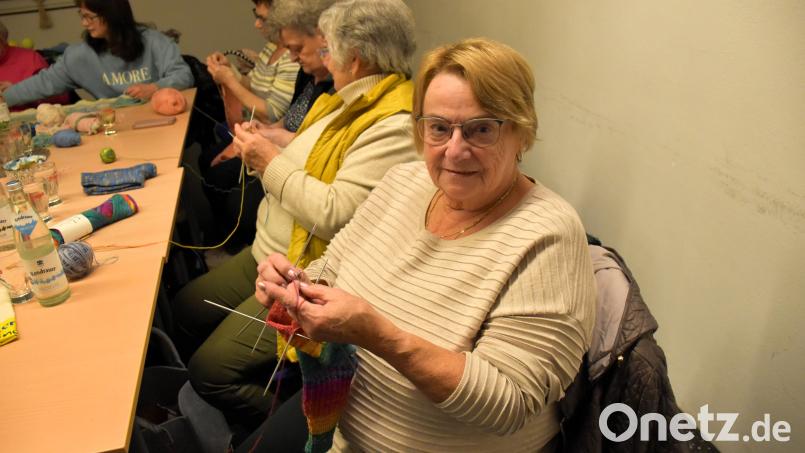 Adelheid Görl (vorne) ist eine der Pionierinnen des Strickkreises. Sie hat mit einer Freundin die Strickgemeinschaft kontinuierlich aufgebaut. Bild: ubb