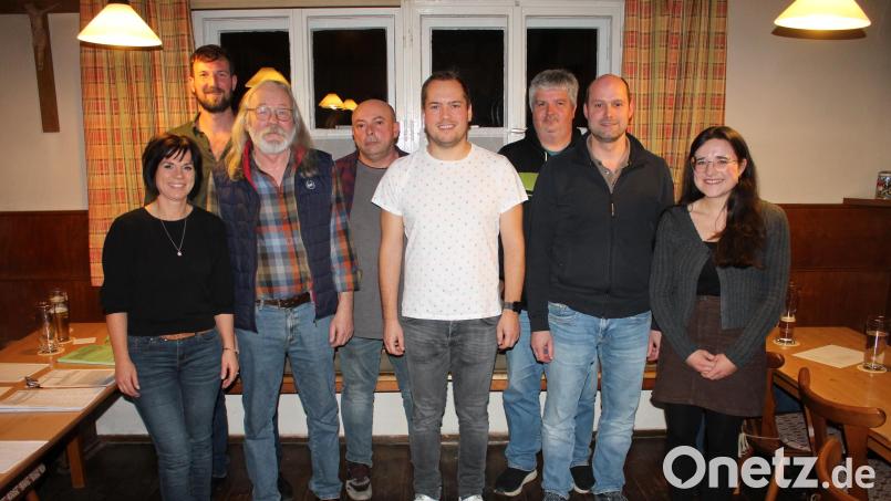 Die Kandidaten der Freien Wählergemeinschaft Weihersberg-Zessau, die bei der Nominierungsversammlung im Zessauer Gasthof Lober bestätigt wurden: Bastian Ackermann, Gerhard Bodner, Tobias Heining, Stefan Lober, Stefan Eibl, Mathias Wegmann; nicht auf dem Bild: Markus Eichermüller. Liane Scharf (links), Anna Laugensteiner (rechts) und Eva Mayrhofer-Dötsch (nicht auf dem Bild) kandidieren nicht mehr. Bild: bjp