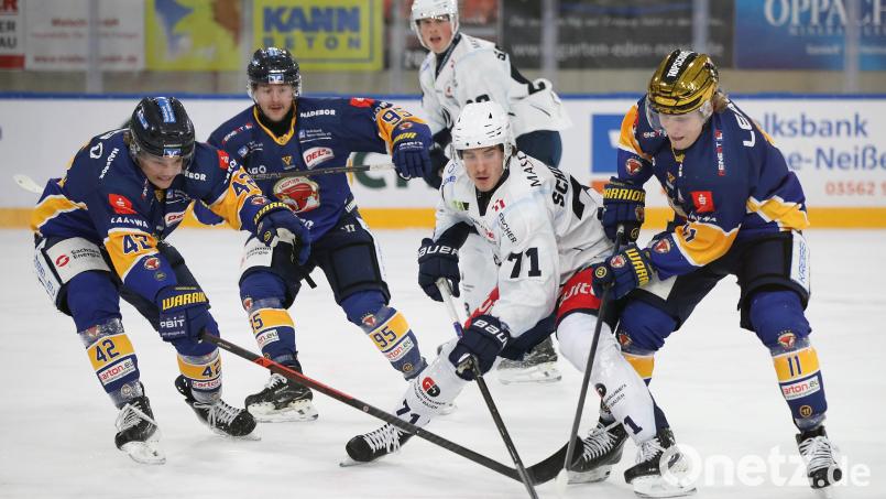 Cedric Schiemenz (Mitte, weißes Trikot) und die Blue Devils Weiden haben ihr Auswärtsspiel am Freitagabend bei den Lausitzer Füchsen mit 0:4 verloren. Bild: Thomas Heide