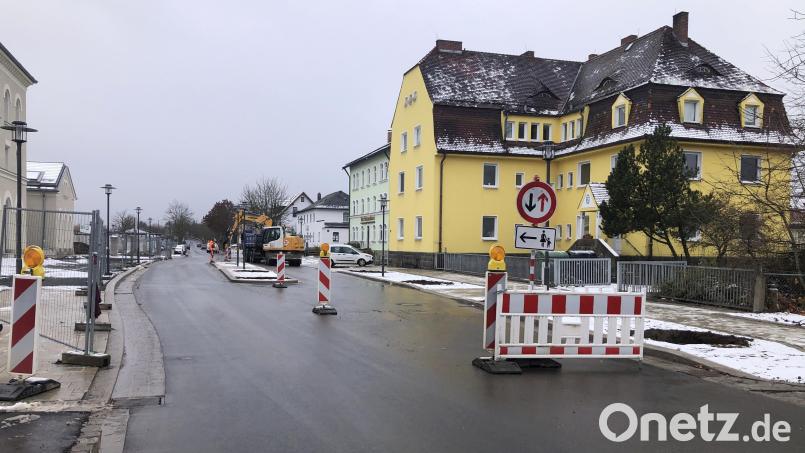Der Bahnhofsplatz in Wiesau ist - wenn auch nur halbseitig - wieder frei befahrbar. Im westlichen Teil der Straße laufen derzeit die Pflanzarbeiten. Bild: wro