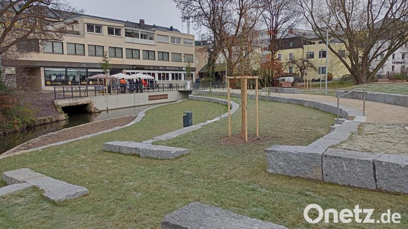 Seit Freitag ist die Grünanlage auf dem ehemaligen Lohmer-Grundstück hinter dem Parkdeck Naabwiesen für die Öffentlichkeit zugänglich. Im nächsten Sommer laden Bänke und Granitsteine zum Verweilen ein. Bild: Stephanie Hladik
