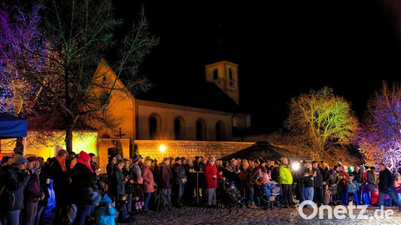 Den Advent beginnen die Freudenberger und Wutschdorfer mit einer Feier auf dem Kirchplatz. Bild: Hermann Koch